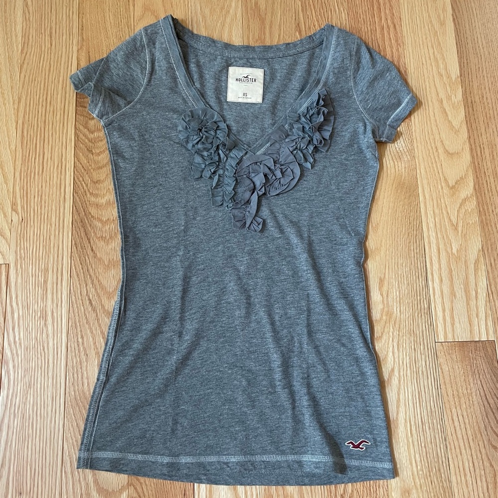 Hollister Y2K Dark Grey Fitted V-Neck Short Sleeve Tee With Ruffles
